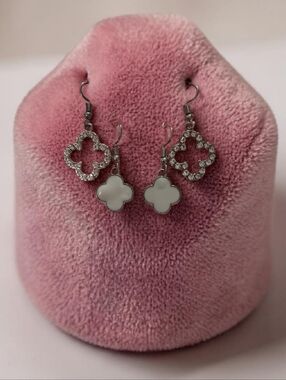 New 2 Pair Earrings Set In Silver/White Clover Drop Design